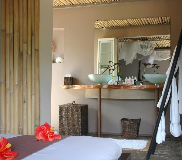 lower villa bathroom